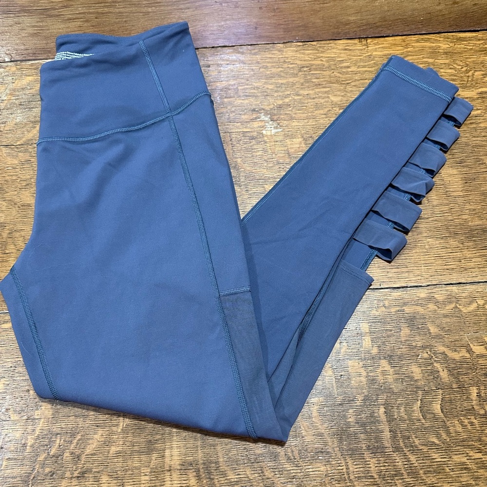 Victoria’s Secret sport leggings sz medium‎ grey unique leg cutouts